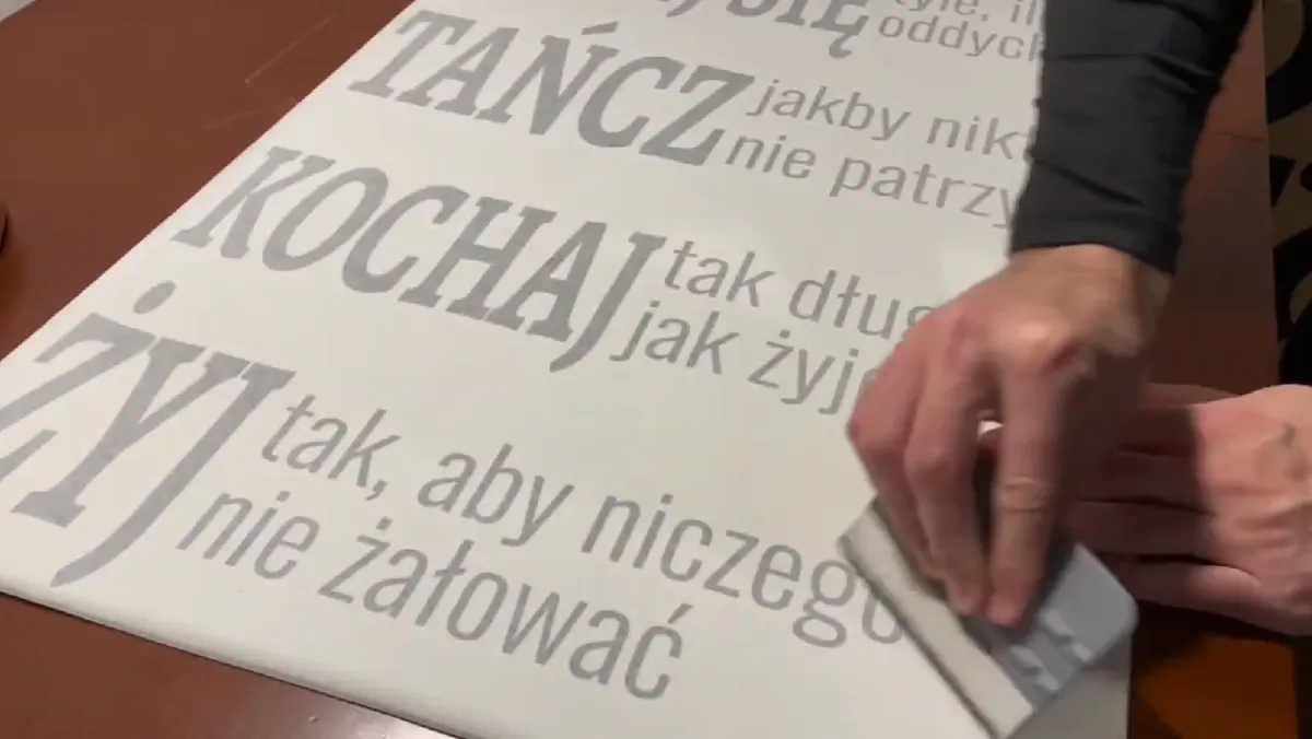 jak nakleić naklejkę na ścianę