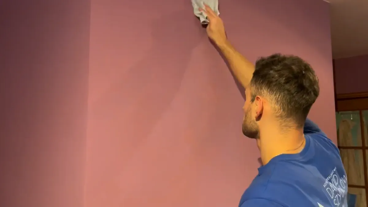 jak nakleić naklejkę na ścianę