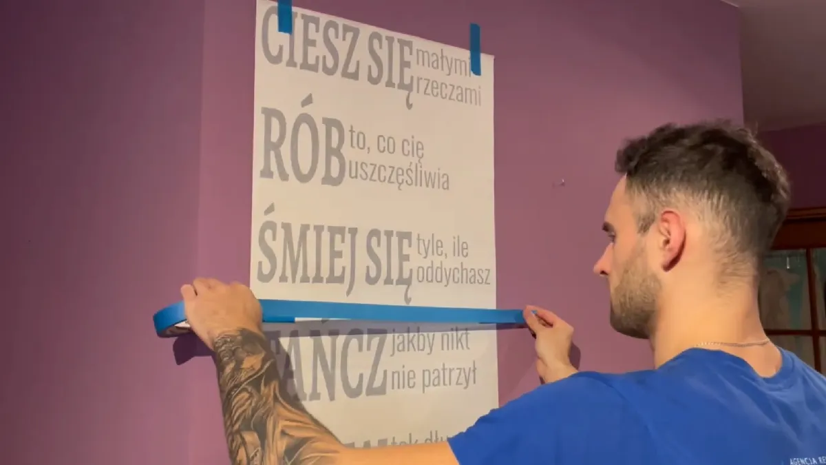 jak nakleić naklejkę na ścianę