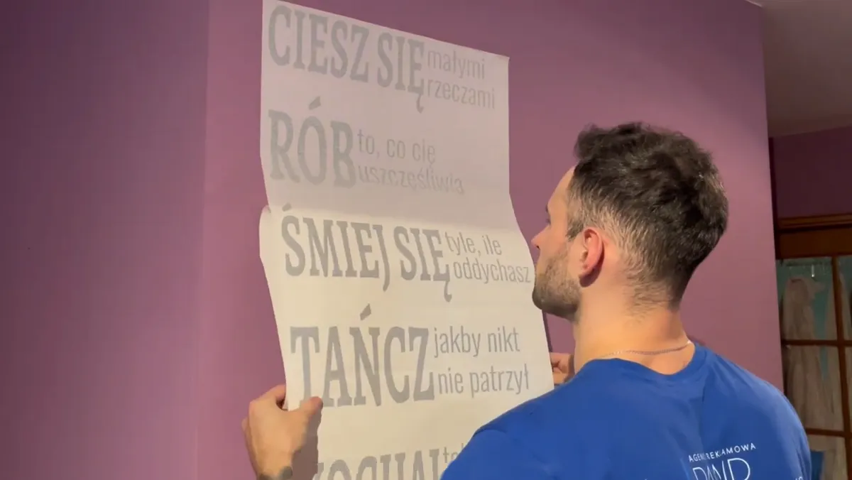 jak nakleić naklejkę na ścianę