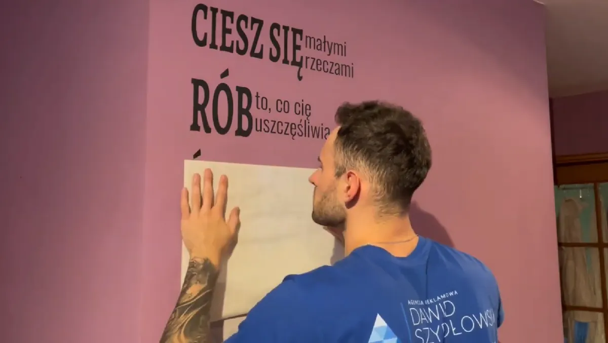 jak nakleić naklejkę na ścianę