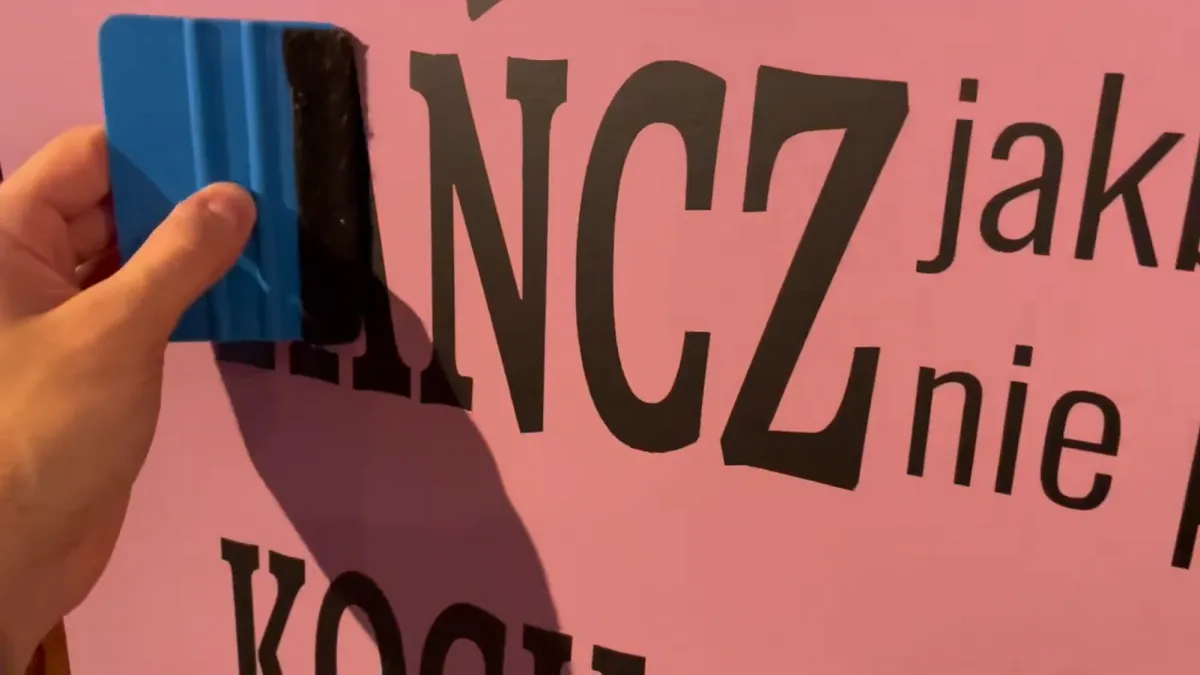 jak nakleić naklejkę na ścianę